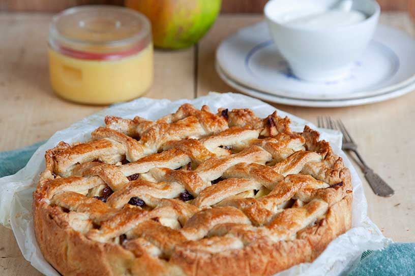 Appeltaart op een bord met lemoncurd erbij